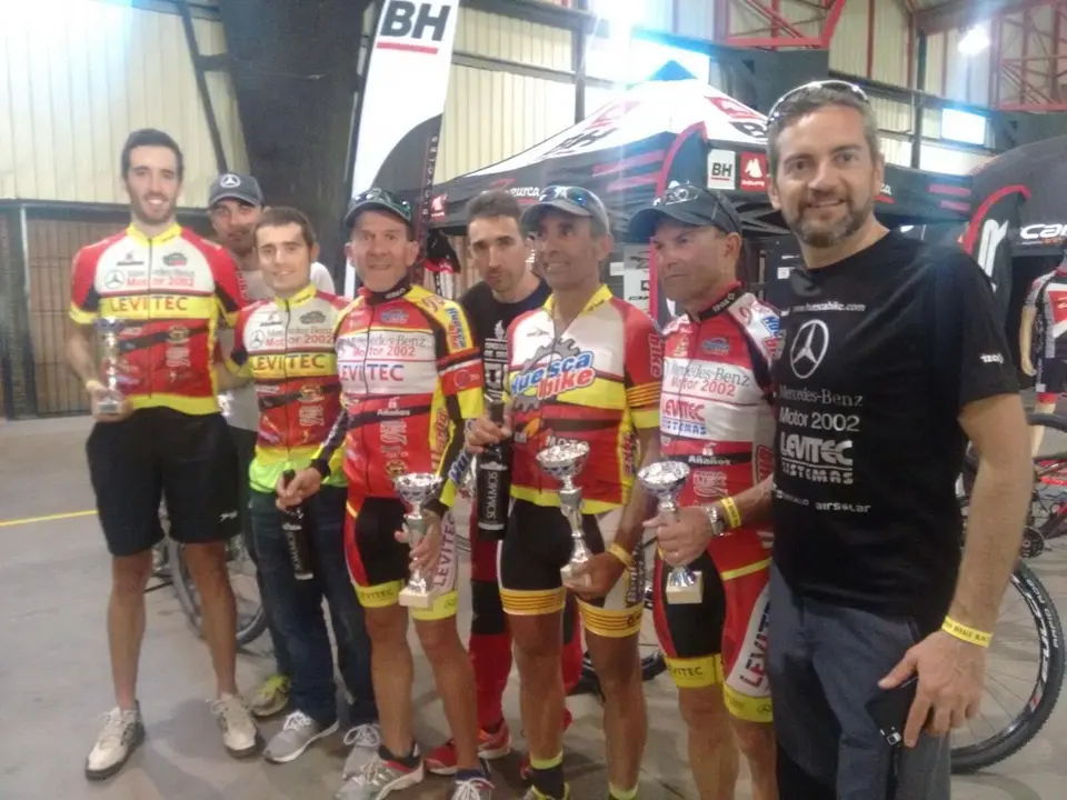 Integrantes del equipo oscense con sus trofeos en la 'Trotamon de Fraga'. 