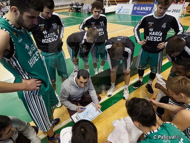 Guillermo Arenas da instrucciones a los suyos en un partido | Foto: C.Pascual