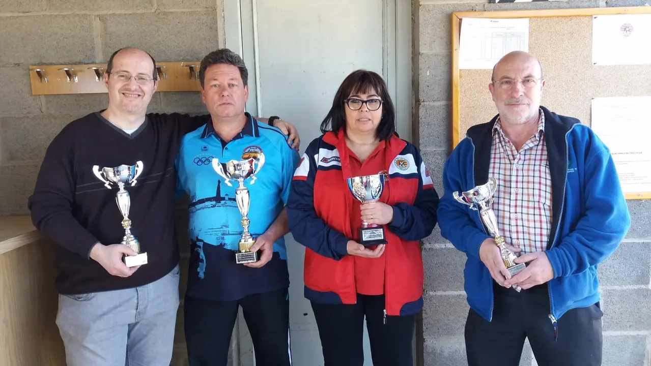 Imagen de los premiados con sus trofeos. 