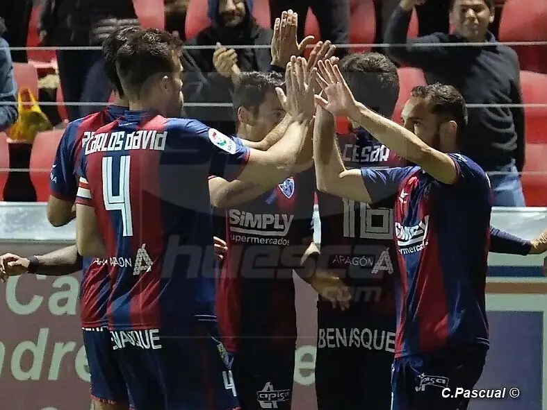 Los jugadores del Huesca celebran el gol ante el C&aacute;diz en El Alcoraz | Foto: C.Pascual