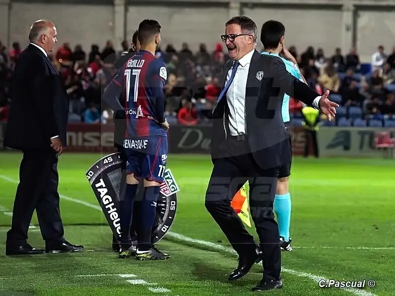 Anquela en el partido ante el C&aacute;diz justo antes de producirse el cambio de Vadillo | Foto: C.Pascual