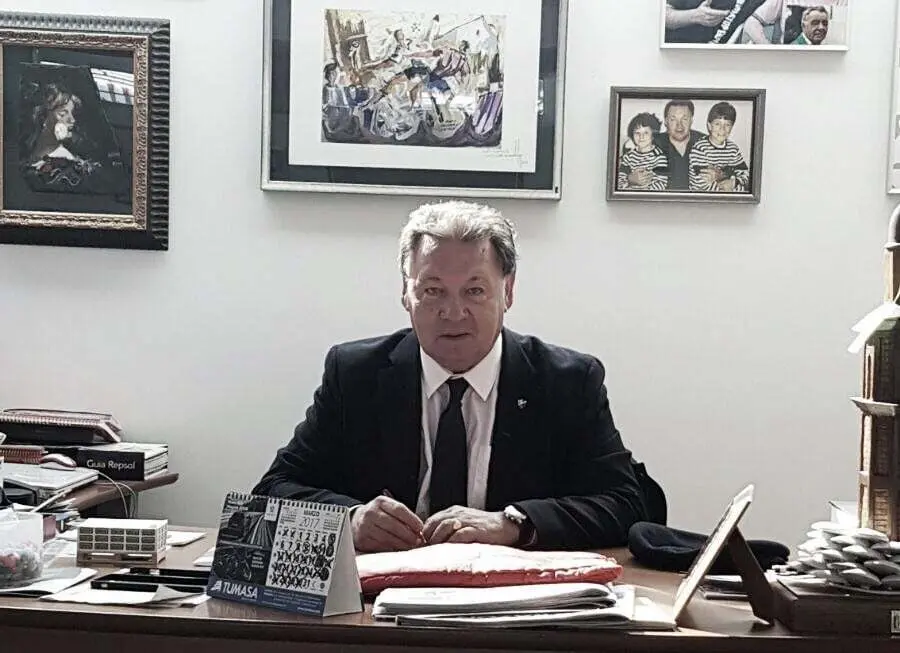 Agust&iacute;n Lasaosa, expresidente azulgrana, en su despacho | Foto: Antonio Escar