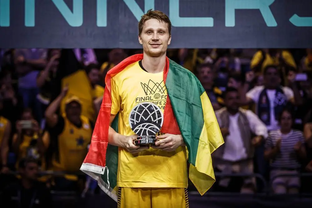 Marius Grigonis, con su trofeo de MVP tras la Final Four de Tenerife | Foto: FIBA Europe