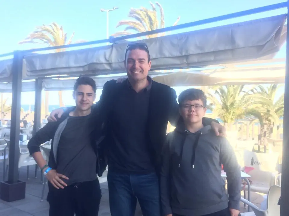 Badules y Asensio, junto a su entrenador, en Barcelona. 