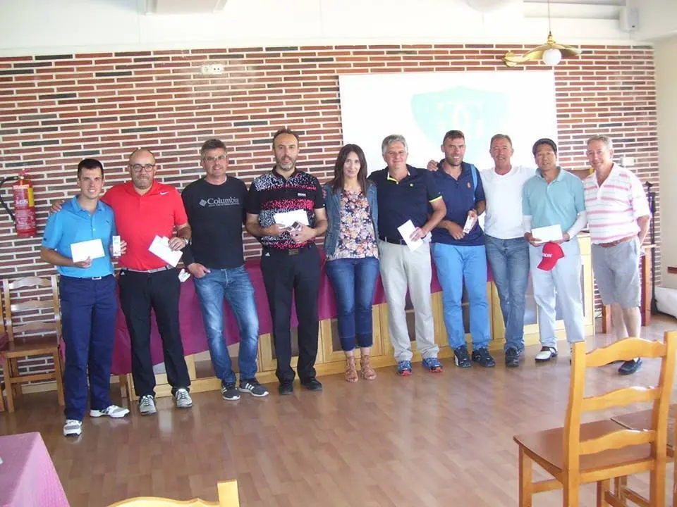 Imagen de los ganadores con sus premios | Foto: Golf Guara