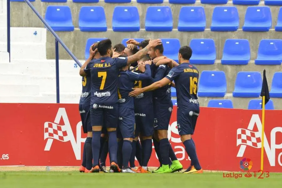 Los jugadores del UCAM Murcia en su &uacute;ltimo partido en casa ante el Tenerife | Foto: LaLiga