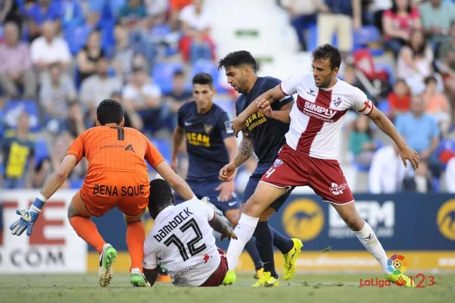 La defensa oscense volvi&oacute; a encajar dos goles en apenas 4 minutos ('18 y '22) | Foto: LaLiga
