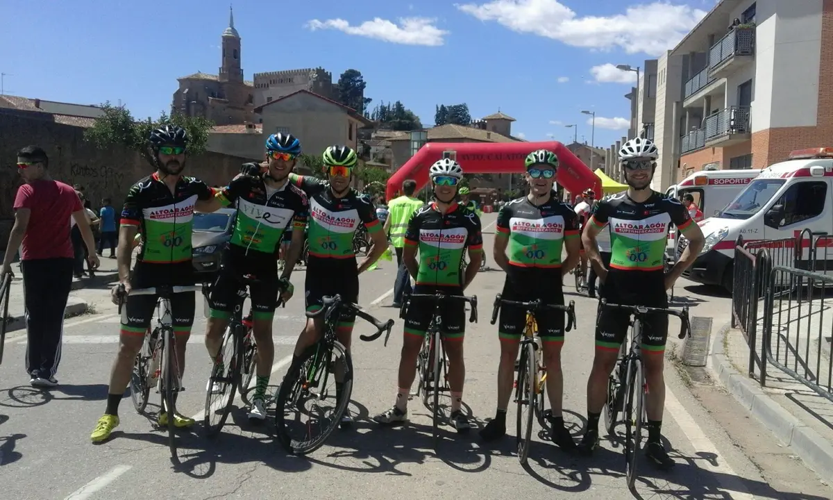 Ciclistas cadetes del CC Oscense en una anterior prueba. 