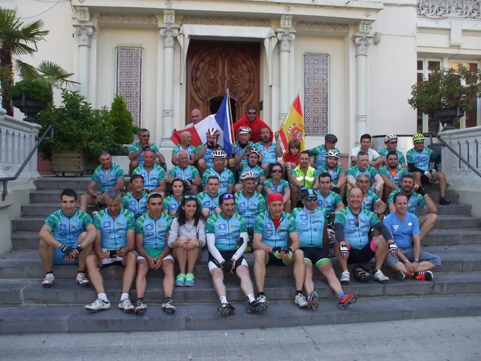 Participantes de la cicloturista en pasadas ediciones | Foto: CC Oscense
