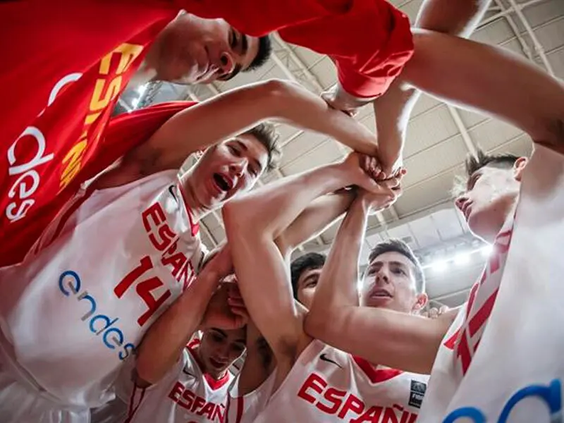 La selecci&oacute;n espa&ntilde;ola celebrando una victoria en el &uacute;ltimo Europeo sub18 | Foto: FEB