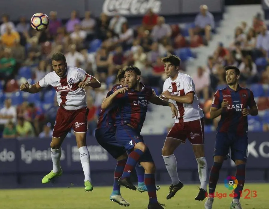 Carlos David intenta rematar un bal&oacute;n en el encuentro ante el Levante | Foto: LaLiga