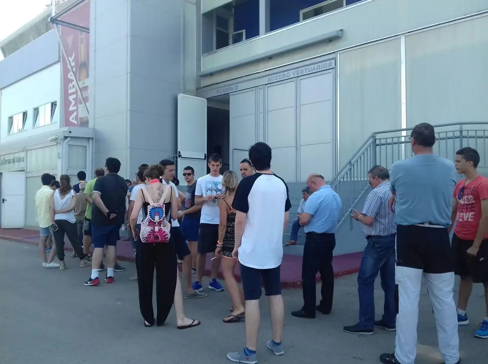 Aficionados en la compra de entradas | Foto: SPORTHUESCA