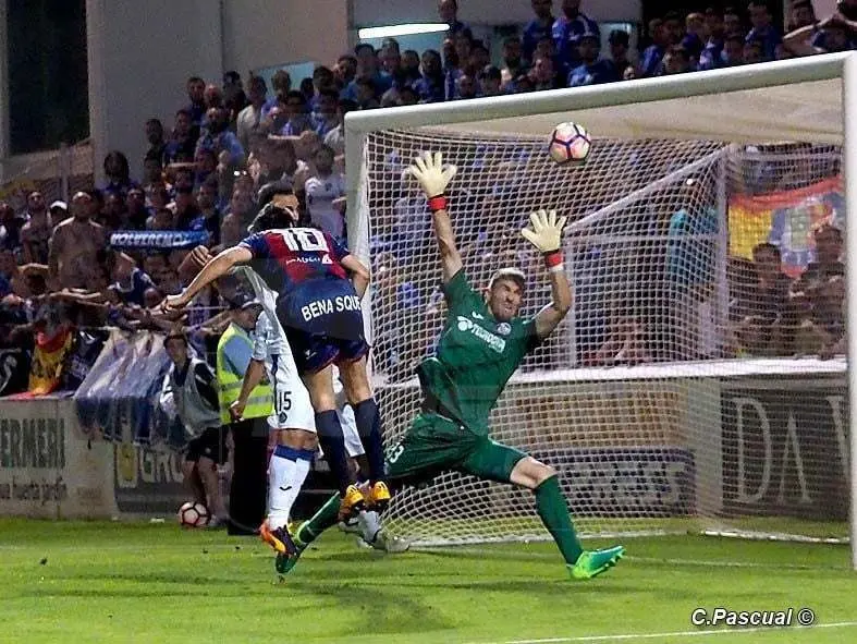 Momento en el que Camacho anota el empate a dos en el &uacute;ltimo Huesca-Getafe | Foto: C.Pascual