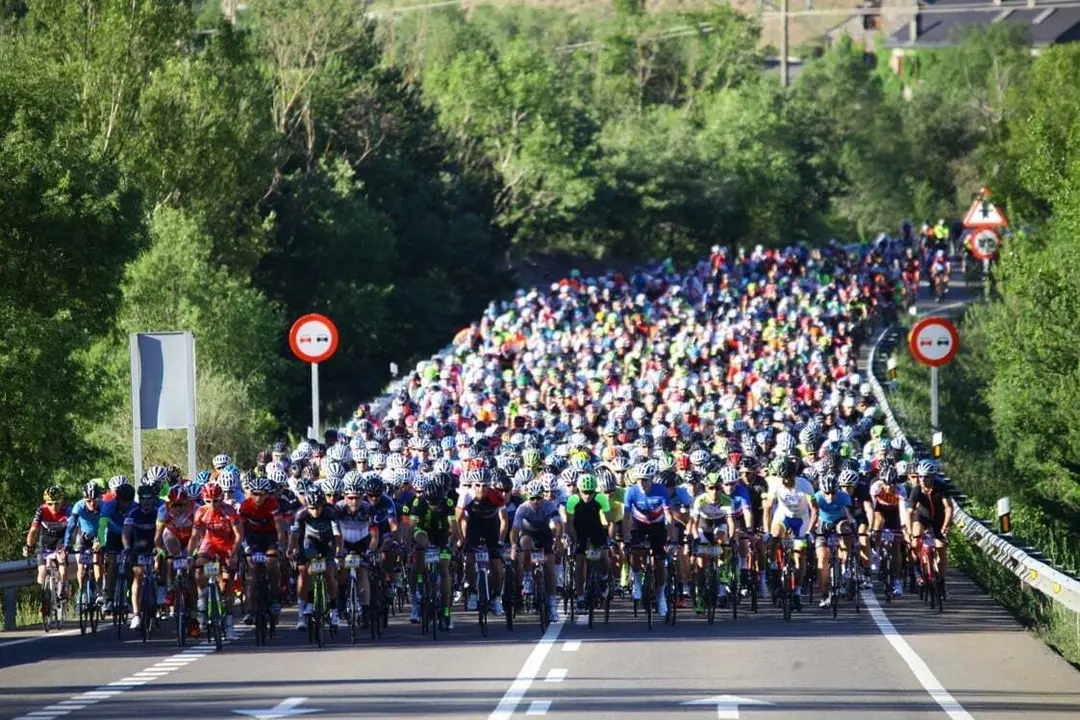 Imagen durante la carrera de Gran Fondo de una edici&oacute;n de la Quebrantahuesos.