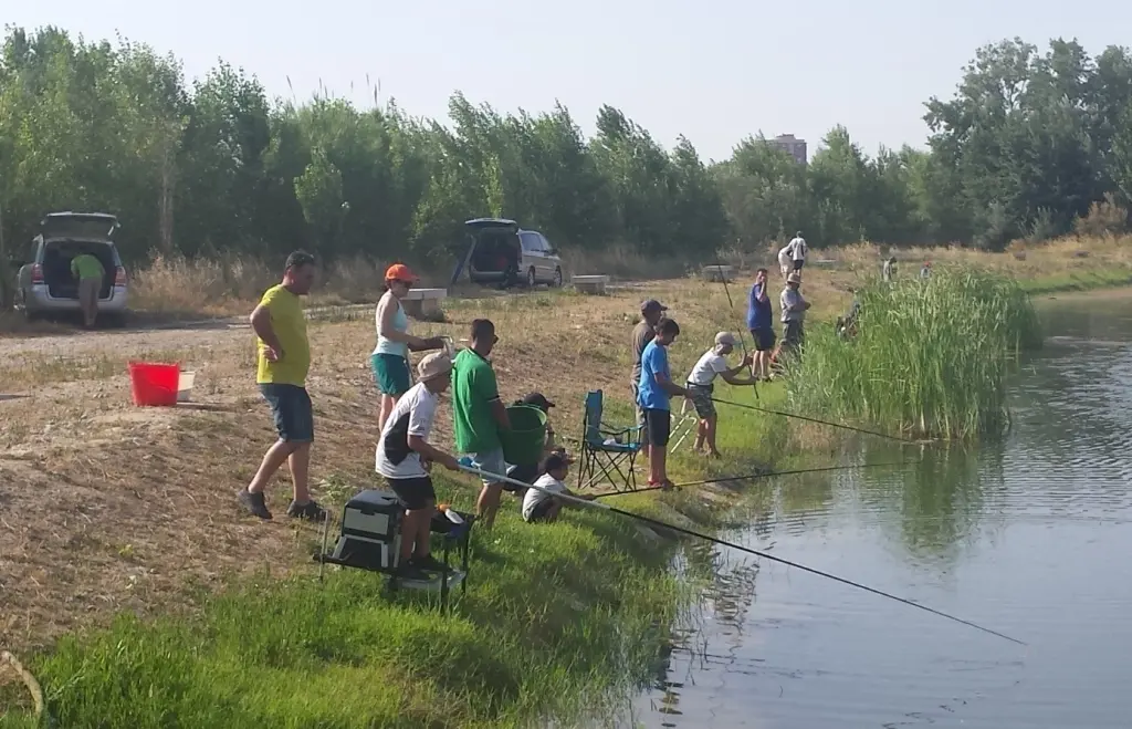 J&oacute;venes pescadores en acci&oacute;n de pesca. 