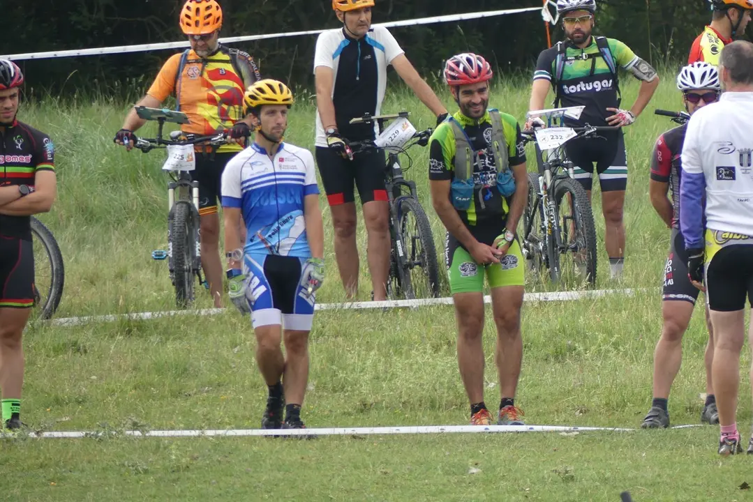 Jorge Garc&iacute;a, de azul, en la salida en masa de la Larga Distancia de la prueba disputada en Soria. Foto: Pe&ntilde;a Guara