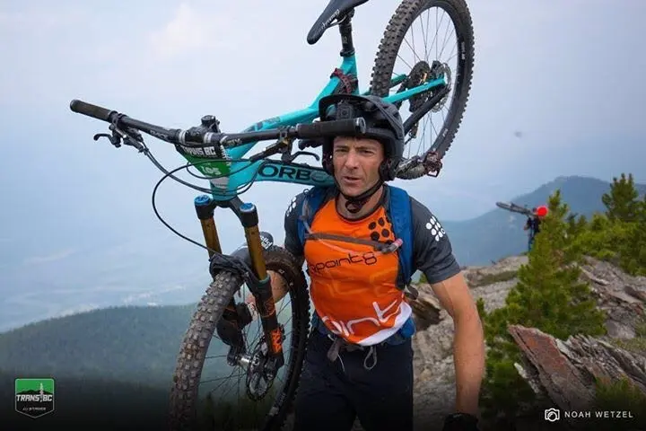 C&eacute;sar Gair&iacute;n, en un tramo donde es necesario acarrear con la bici. Foto: Trans BC Enduro