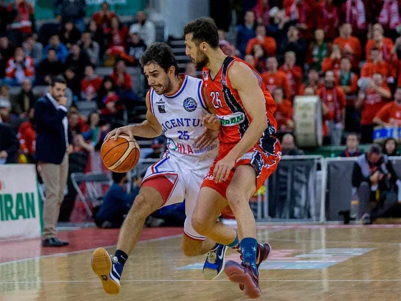 Carles Marzo defendido por el ex pe&ntilde;ista Carlos de Cobos en la final LEB Plata de la pasada campa&ntilde;a | Foto: FEB