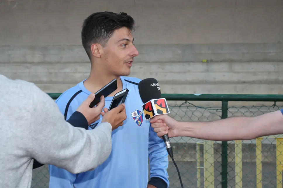 El jugador del Almud&eacute;var se mostraba feliz ante los medios | Foto: Edgar Navarro - sporthuesca.com