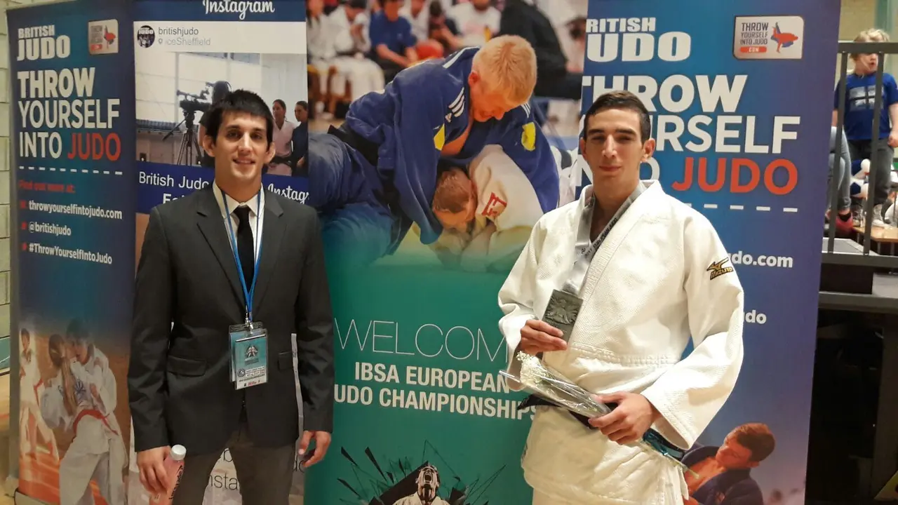 Sergio Iba&ntilde;ez (derecha) posa con su medalla de plata.