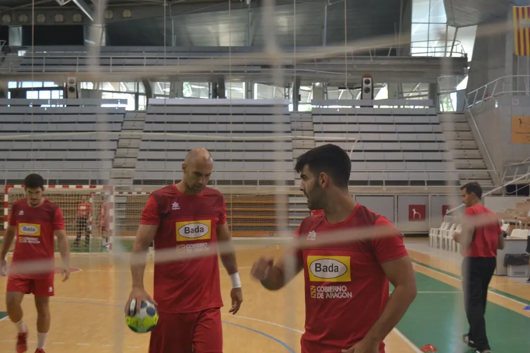 De izquierda a derecha Zungri, Mira y Quique Camas durante un entrenamiento del Bada. Foto: Sporthuesca