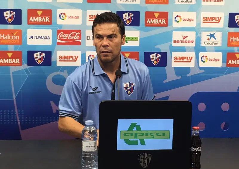 El t&eacute;cnico va a dar minutos a los menos habituales | Foto: Edgar Navarro - sporthuesca.com