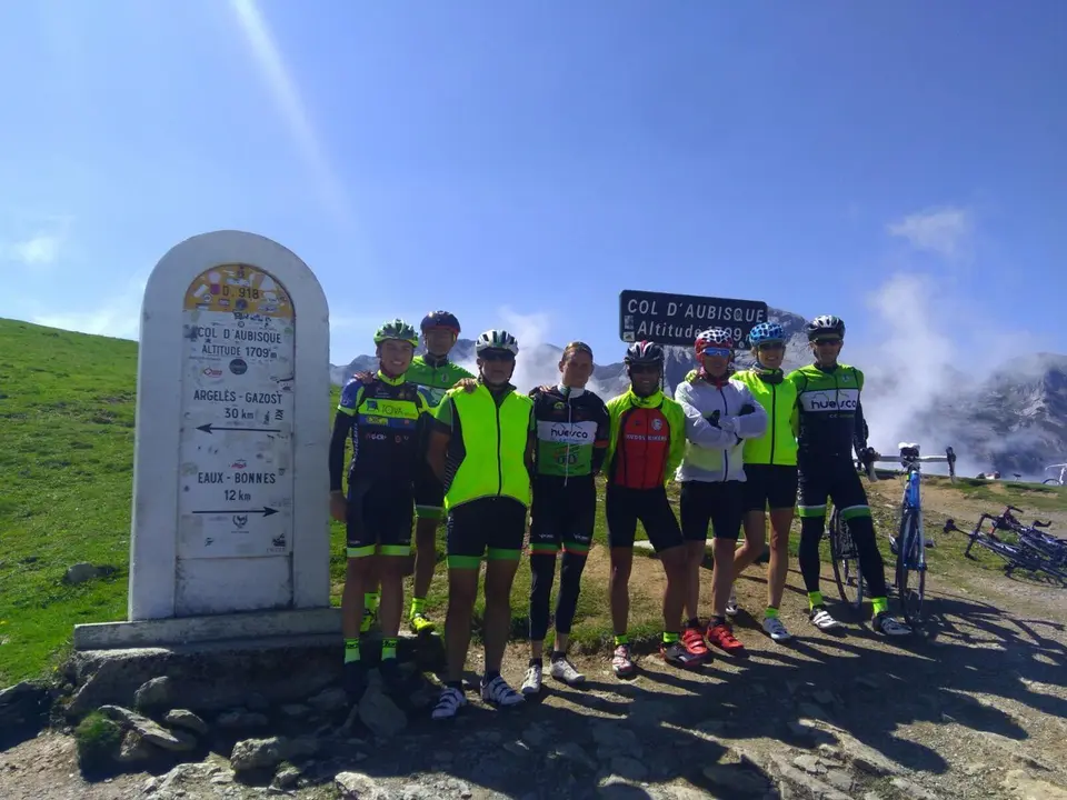 Ciclistas del CC Oscense en la cima del m&iacute;tico Aubisque. Foto: CC Oscense