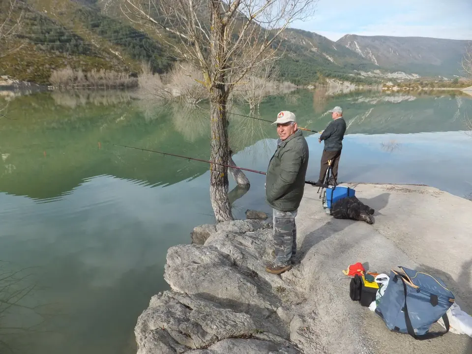Pescadores en plena acci&oacute;n en el embalse de Arguis | Foto: FAPYC