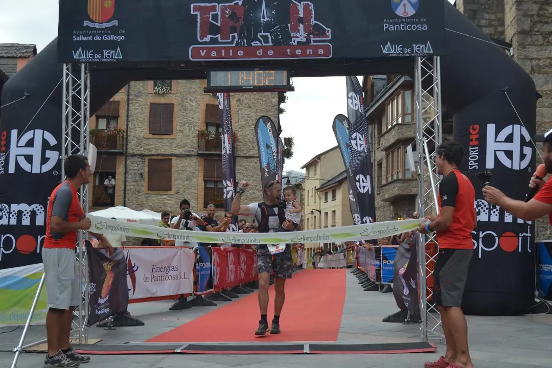 Sergio Gimeno con su hijo H&eacute;ctor segundos antes de cruzar la meta como ganador de la 8K Trail Valle de Tena. Foto: Sporthuesca.com