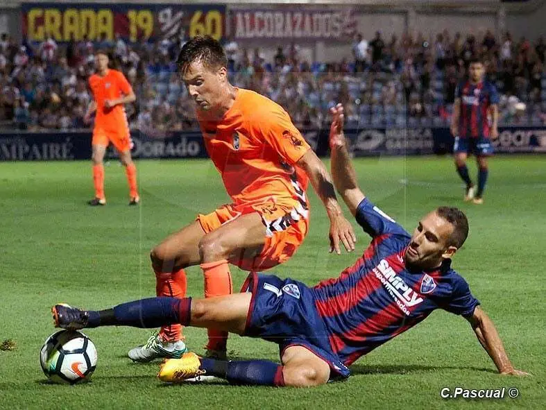 Ferreiro, desde el suelo, intenta arrebatar el bal&oacute;n a un jugador del Lorca | Foto: C.Pascual
