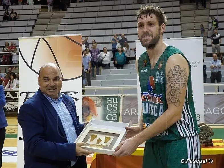 Kevin Van Wijk recibiendo el premio de m&aacute;ximo reboteador en el primer partido de pretemporada | Foto: C. Pascual