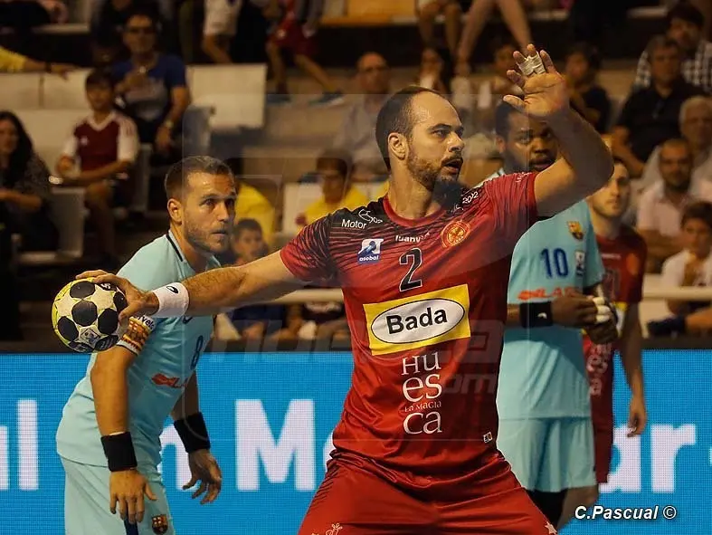 Teixeira, en uno de los partidos defendiendo el escudo del Bada Huesca contra el FC Barcelona. Foto: C. Pascual