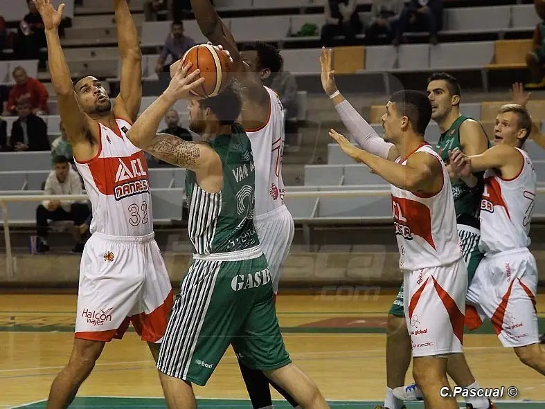 Van Wijk busca salir de un bloqueo de dos jugadores de Manresa el pasado mes de septiembre, en pretemporada | Foto: C. Pascual