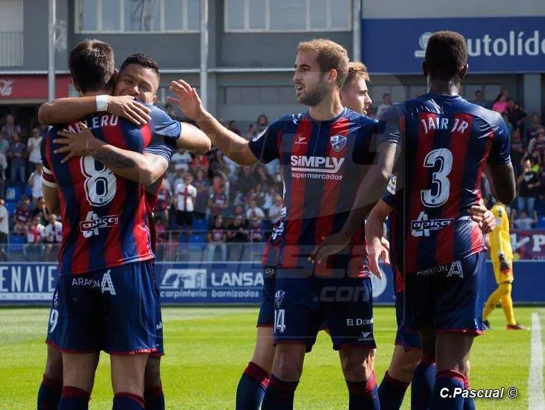 Los jugadores de la SD Huesca celebran el gol de Melero ante el Valladolid | Foto: C.Pascual
