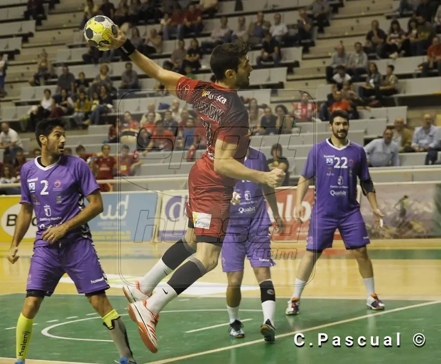Carmona durante uno de los lanzamientos a Hombrados en el partido contra Guadalajara. Foto: C.Pascual