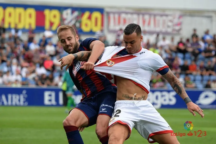 Pulido pelea un bal&oacute;n con De Tom&aacute;s | Huesca y Rayo se vieron las caras por &uacute;ltima vez en El Alcoraz el pasado mes de octubre  | Foto: LaLiga
