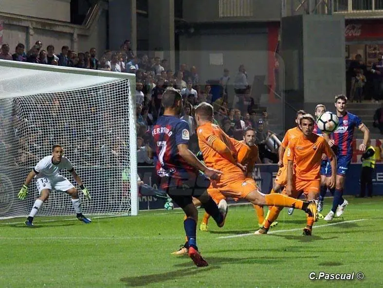 Ferreiro central un bal&oacute;n al &aacute;rea del Reus en el partido de la primera vuelta en El Alcoraz | Foto: C. Pascual