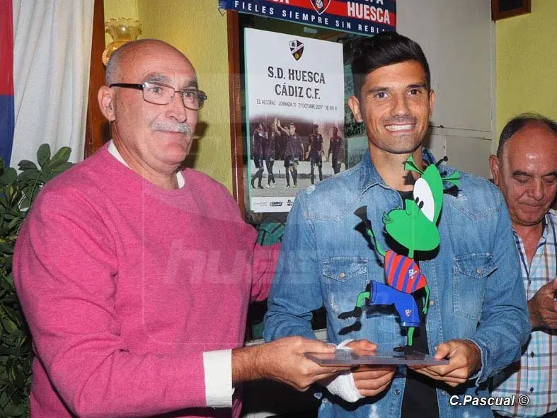 Aguilera recibiendo el trofeo de manos de Fernando Lobera presidente de la pe&ntilde;a / Foto: C.Pascual