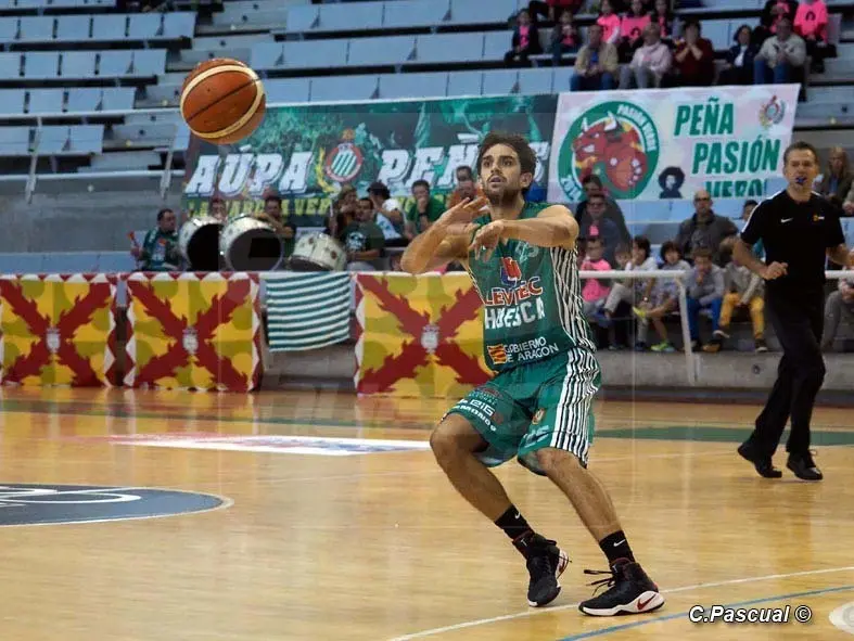 Carles Marzo, con la camiseta pe&ntilde;ista | Foto: Carlos Pascual