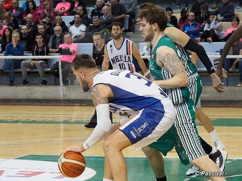 Kevin Van Wijk defendiendo a Fran Guerra en el &uacute;ltimo partido | Foto: C. Pascual