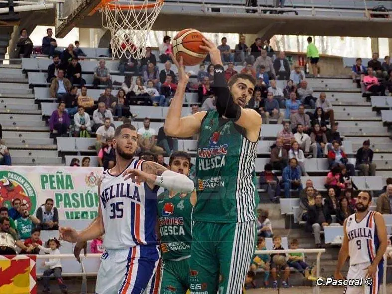 Fontet, en un partido con el Pe&ntilde;as Huesca | Foto: C. Pascual