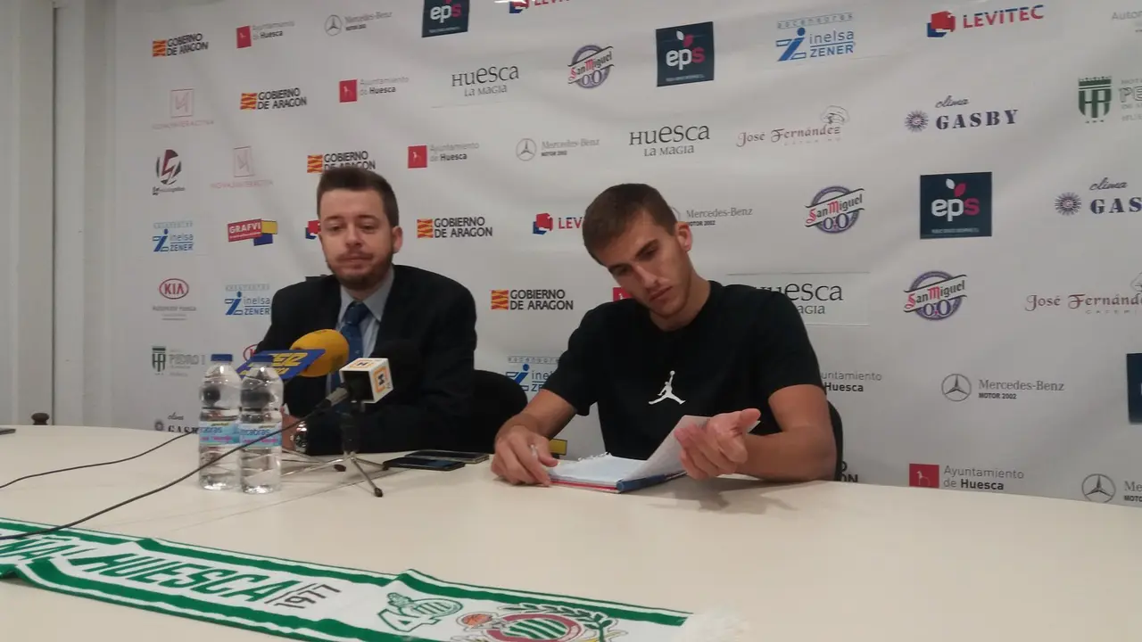 Lafuente repasa las palabras que iba a pronunciar en su rueda de prensa de despedida del Pe&ntilde;as, con Antonio Or&uacute;s a su lado. Foto: Sporthuesca