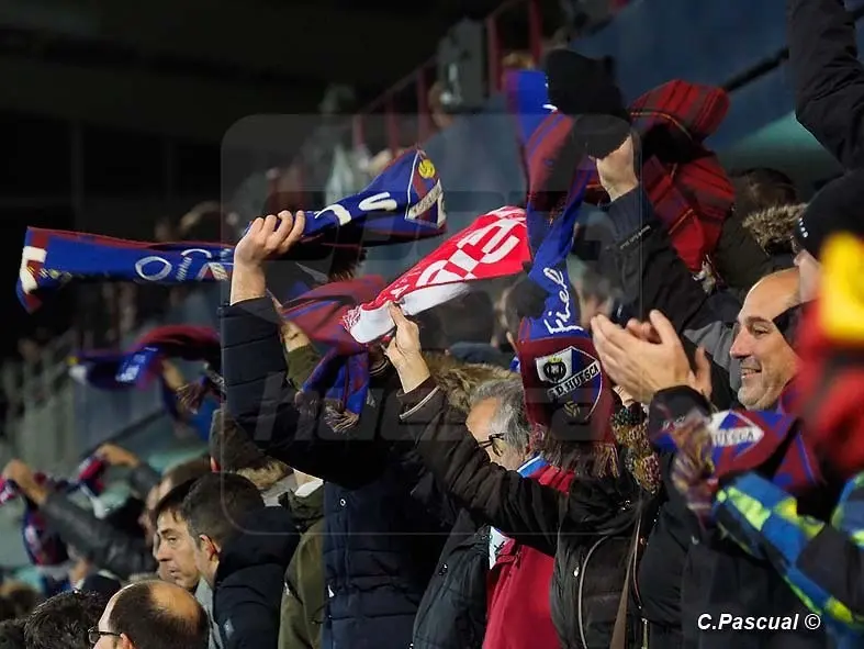 La afici&oacute;n azulgrana llev&oacute; a su equipo en volandas | Foto: C.Pascual