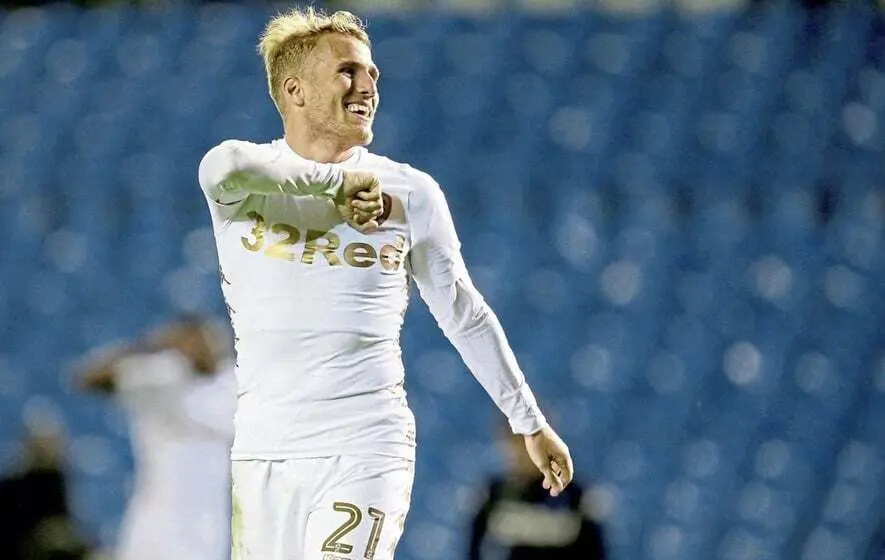 Samu S&aacute;iz con la camiseta del Leeds | Foto: www.irishnews.com