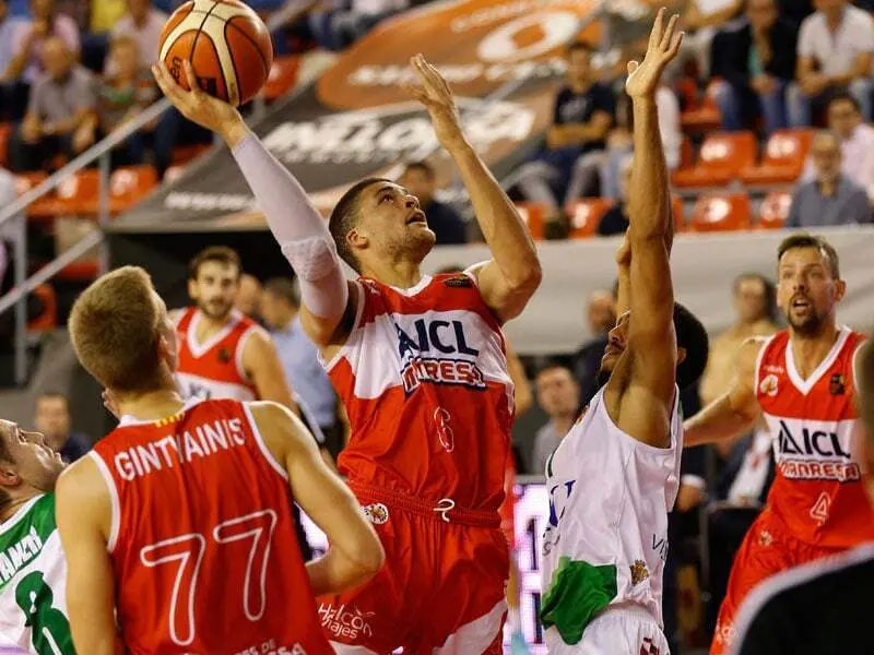 Lundberg lanzando ante la mirada de Gintvainis y Trias | Foto: FEB