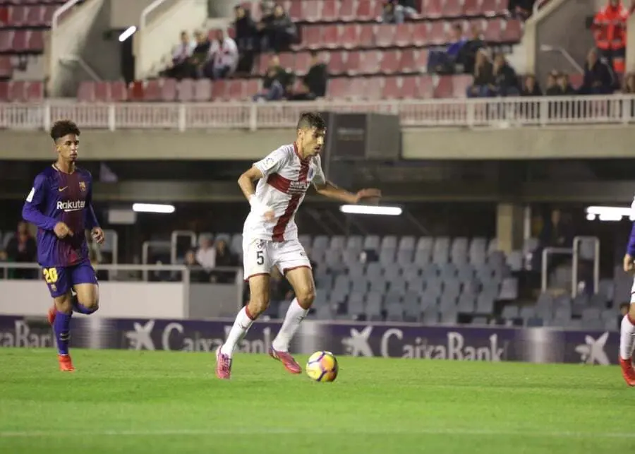 Aguilera controla el bal&oacute;n en el Mini Estadi | Foto: LaLiga