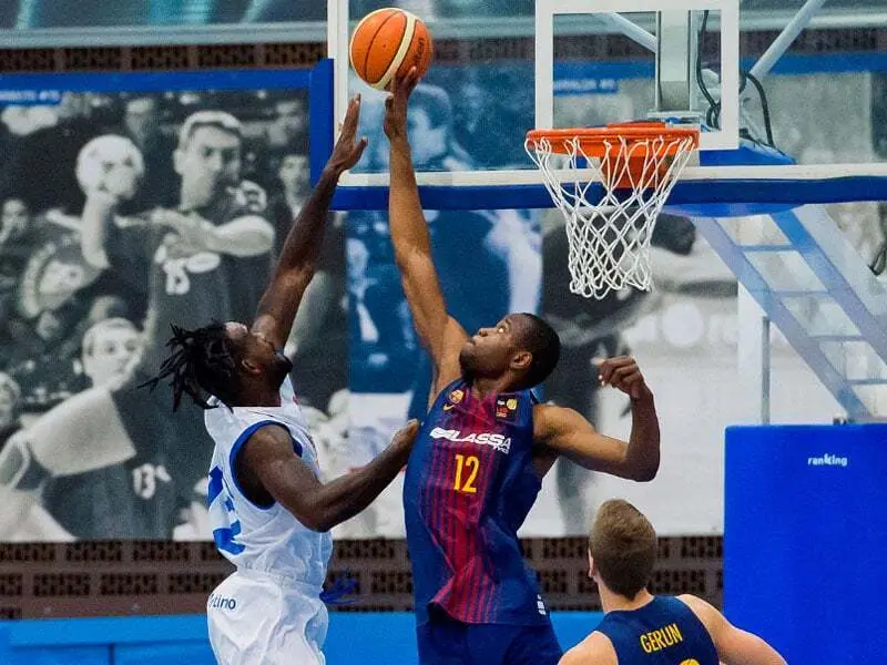 Herun y Diagne, en la foto, intentar&aacute;n dominar en la zona el rebote | Foto: FEB