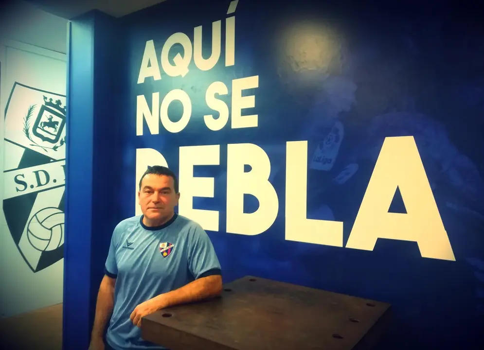 'Chera' en la bocana de vestuarios de El Alcoraz | Foto: Antonio Escar