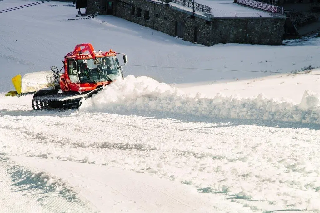 Imagen de una m&aacute;quina trabajando en la estaci&oacute;n de esqu&iacute; de Formigal. Foto: Aram&oacute;n Formigal-Panticosa