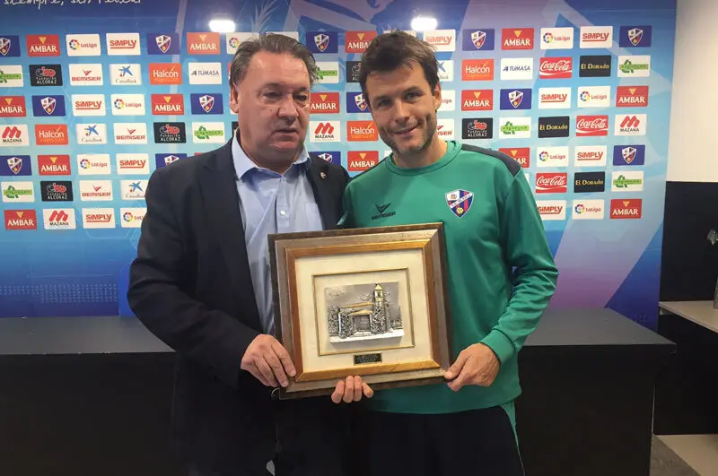 Camacho recibiendo de manos de Agust&iacute;n la placa de sus 400 partidos con la SD Huesca  | Foto: SD Huesca